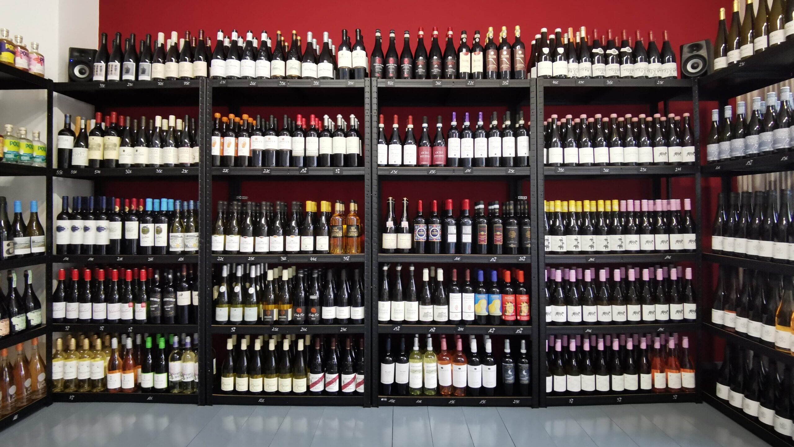 Weinregale bei WEIN BUNNY in Berlin-Friedrichshain mit internationalen Weinen und Preisschildern