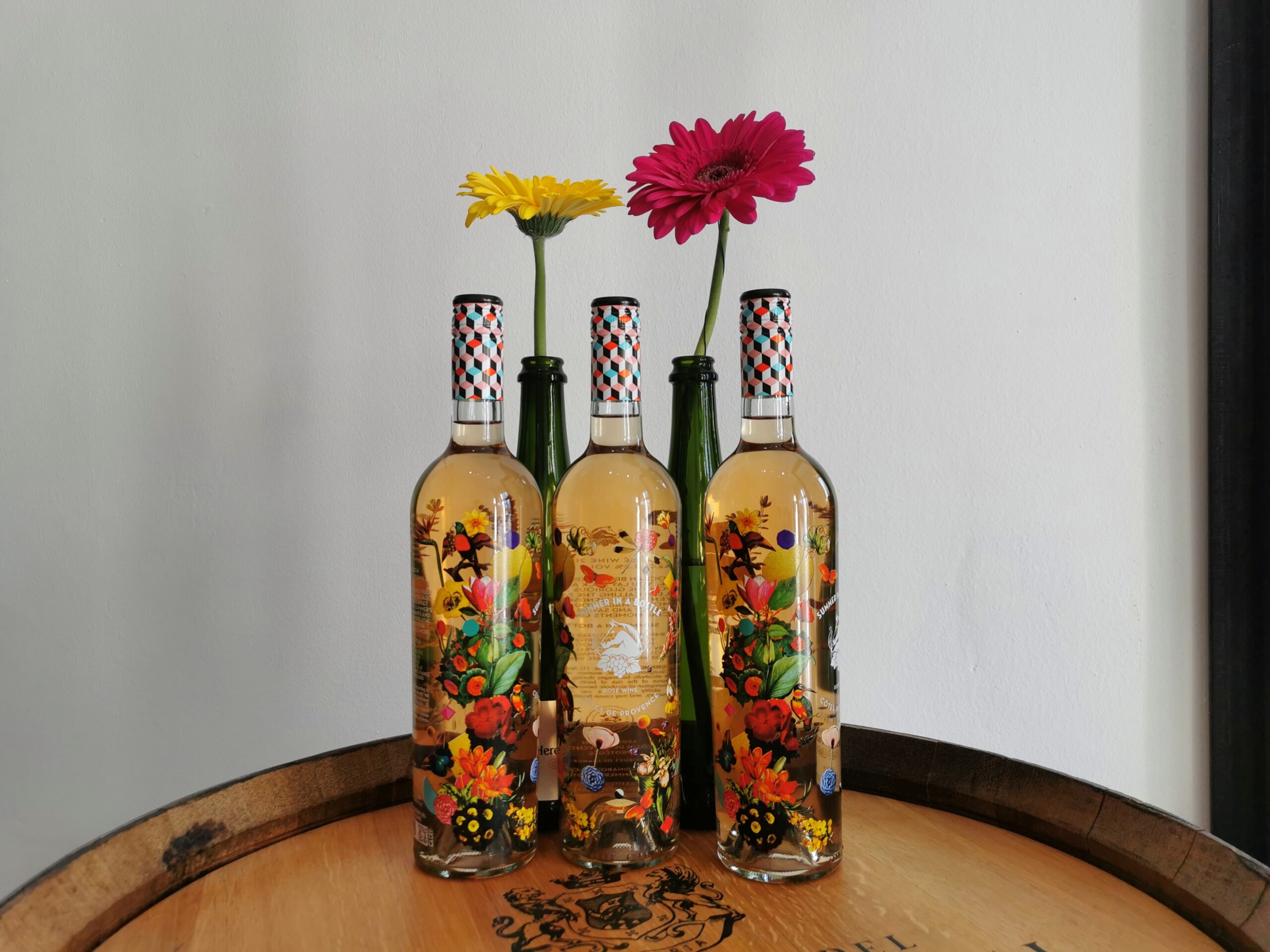 Flasche Summer in a Bottle von Wölffer Estate in hellem Rosé mit sommerlicher Etikettgestaltung